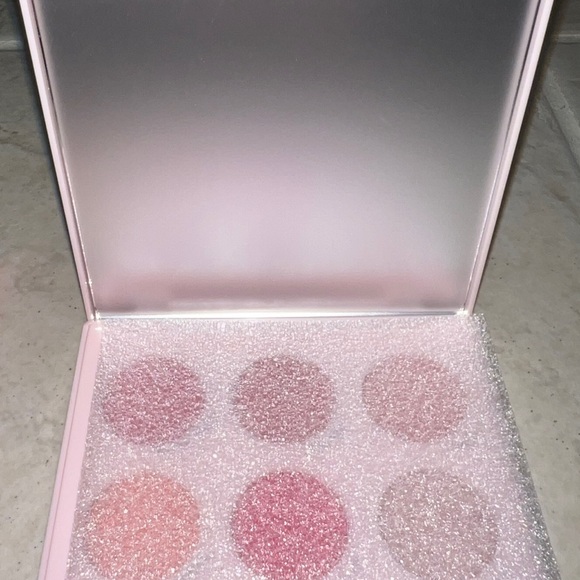 $7 Strawberry shake eyeshadow palette by Colourpop $7 if bundled - Picture 3 of 5